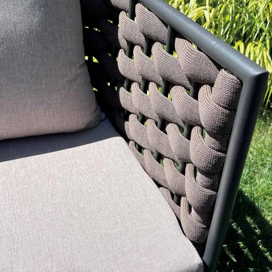 Sallon në natyrë me divan, kolltuk dhe tavolinë kafeje drejtkëndëshe - luleradhiqe Viadurini