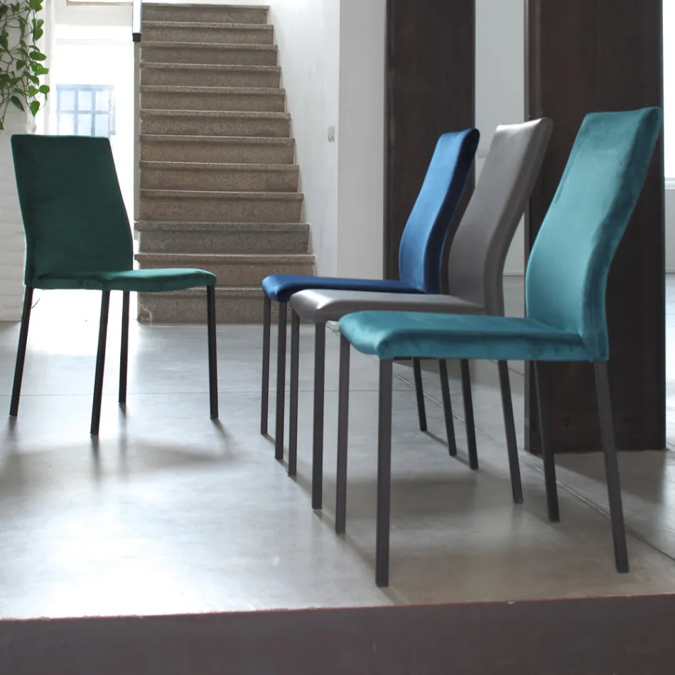 Karrige kuzhine me kembe metalike dhe sedilje kadife 4 cope - Darvina Viadurini