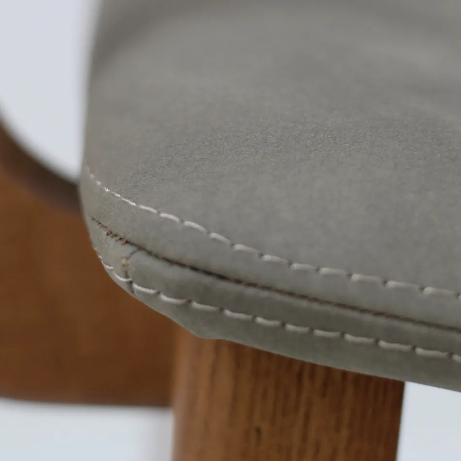 Karrige ngrënieje me mbështetëse krahësh në dru hiri Prodhuar në Itali - Betsy Viadurini