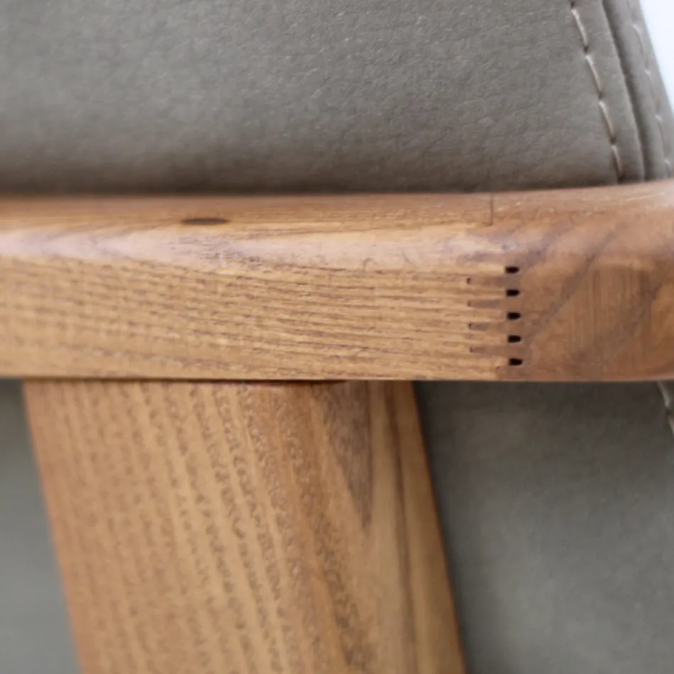 Karrige ngrënieje me mbështetëse krahësh në dru hiri Prodhuar në Itali - Betsy Viadurini