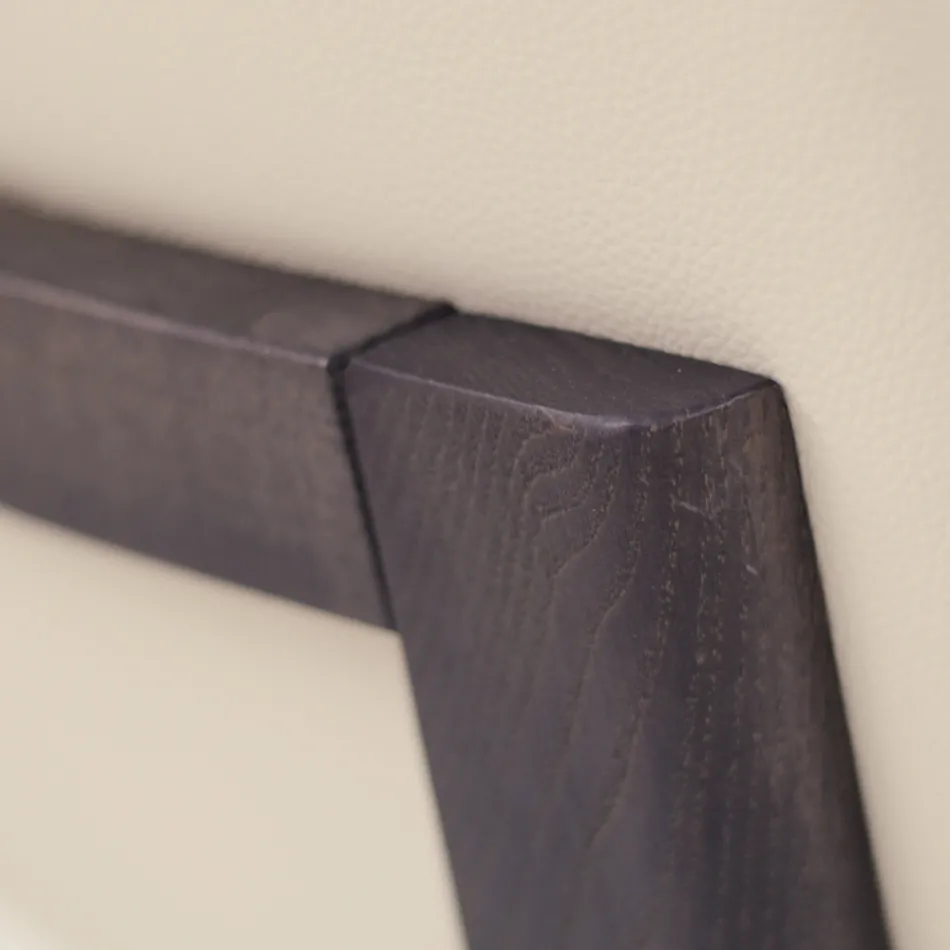 Karrige e dhomës së ndenjes me lëkurë ngjyrë akulli Prodhuar në Itali - Betsy Viadurini