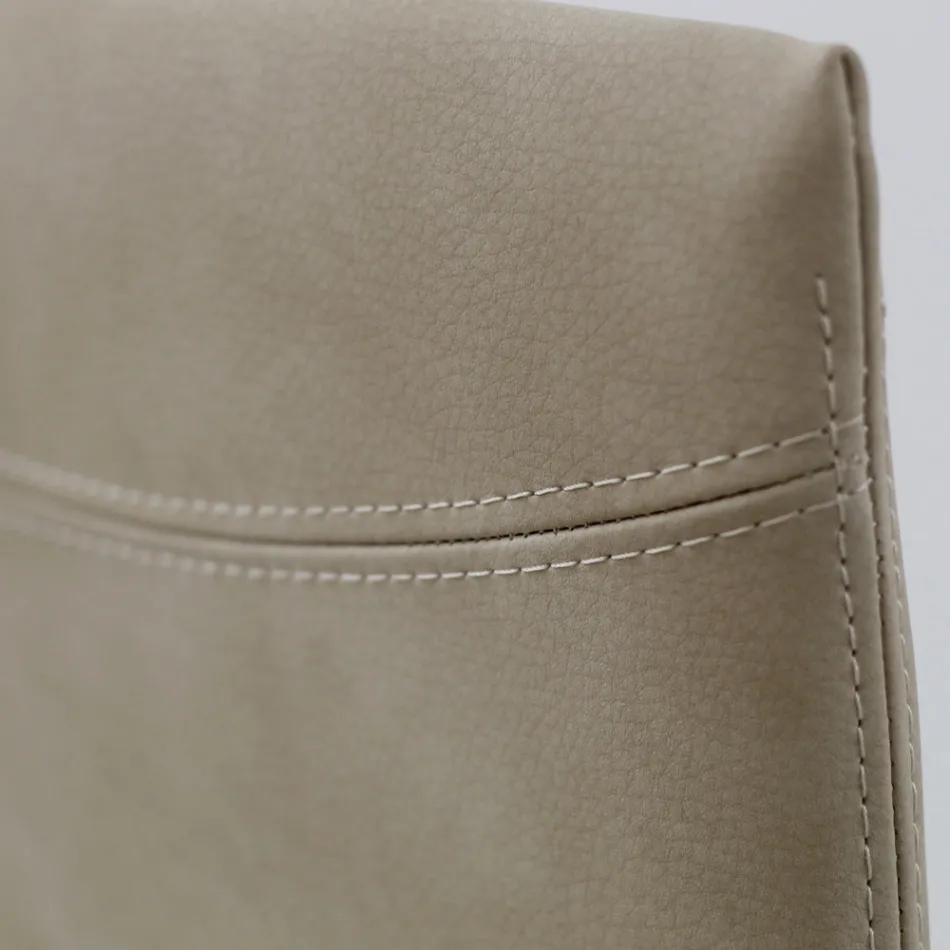 Karrige e dhomës së ndenjes prej lëkure artificiale me këmbë me llak Prodhuar në Itali - Roslin Viadurini