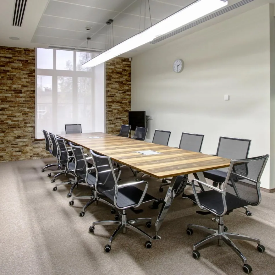 Karrige zyre e kthyeshme ergonomike me rrota dhe mbështetëse për krahë - Filanna Viadurini