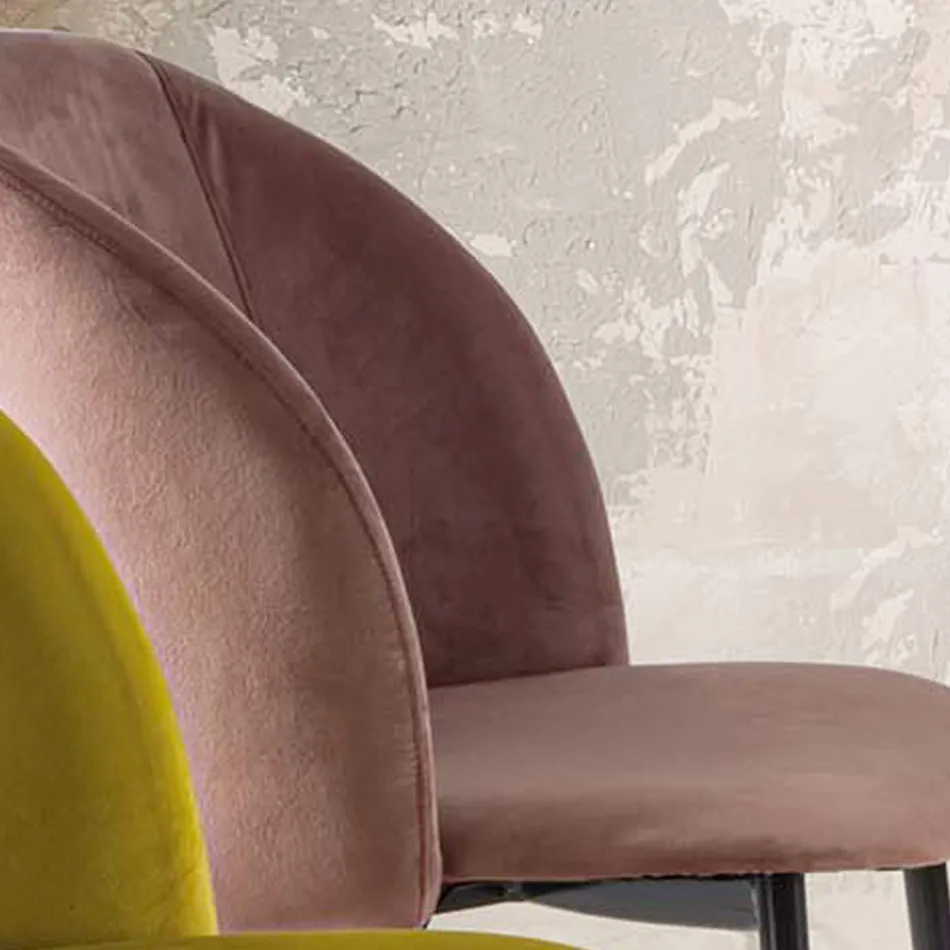 Karrigia e dhomës së ngrënies në kadife me këmbë të zeza metali, 4 copë - Hana Viadurini