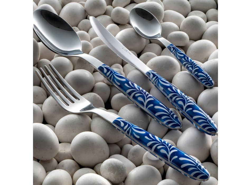 Set takëmi prej çeliku dhe plastike, dekorim blu ose i bardhë 24 copë - Alessandra Viadurini