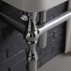 Banjë e vendosur me lavaman në kornizë dhe pasqyrë në brikol krijues Viadurini