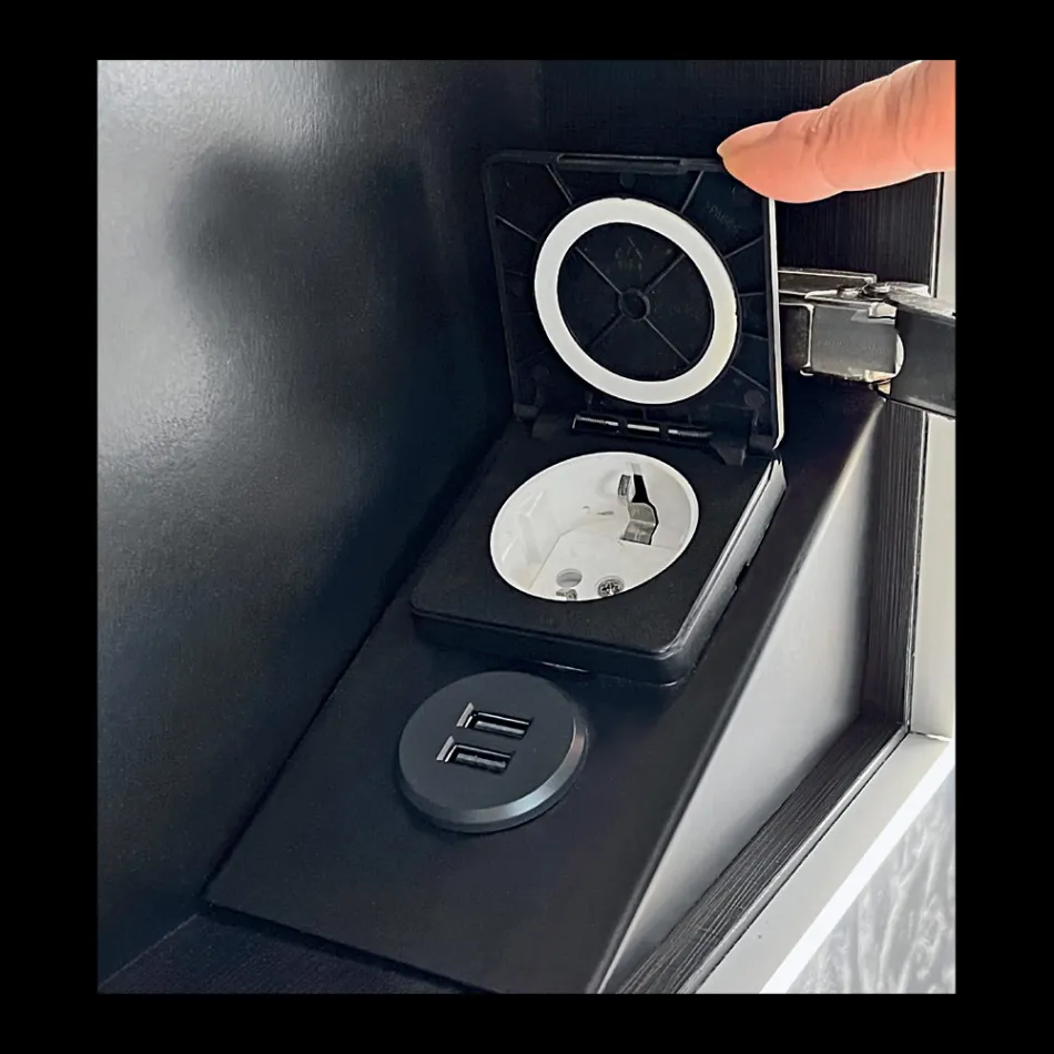 Enë pasqyre druri me pasqyrë të dyfishtë dhe drita Prodhuar në Itali - Darwin Viadurini