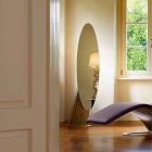 Dizajni Pasqyrë dyshemeje në dru hiri dhe metal prodhuar në Itali - Cuspide Viadurini