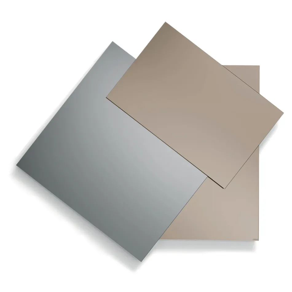 Pasqyrë e bërë nga 3 pllaka mbivendosëse, 2 prej bronzi dhe 1 prej ngjyre të tymosur - Armida Viadurini