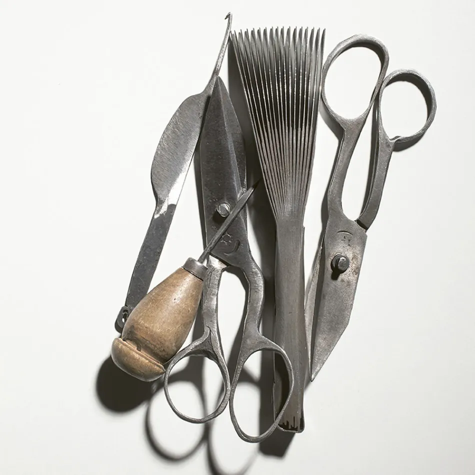 Qilim i dhomës së ndenjes me lara-arra artizanale i lidhur me dorë në Türkiye - Raimund Viadurini