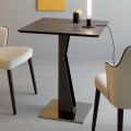 Tavolinë kafeje me katror të lartë në sipërme metalike të pjerrët dhe qeramike mat - Coriko
