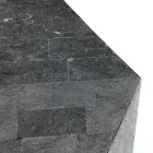 Tavolinë kafeje në dhomën e ndenjes tërësisht me dekorime të ndryshme prej guri fosil - ajër Viadurini