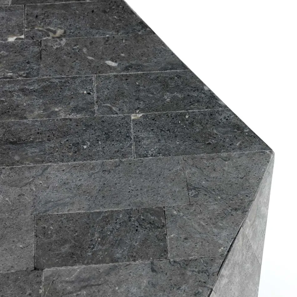 Tavolinë kafeje në dhomën e ndenjes tërësisht me dekorime të ndryshme prej guri fosil - ajër Viadurini