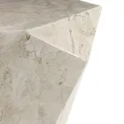 Tavolinë kafeje në dhomën e ndenjes tërësisht me dekorime të ndryshme prej guri fosil - ajër Viadurini