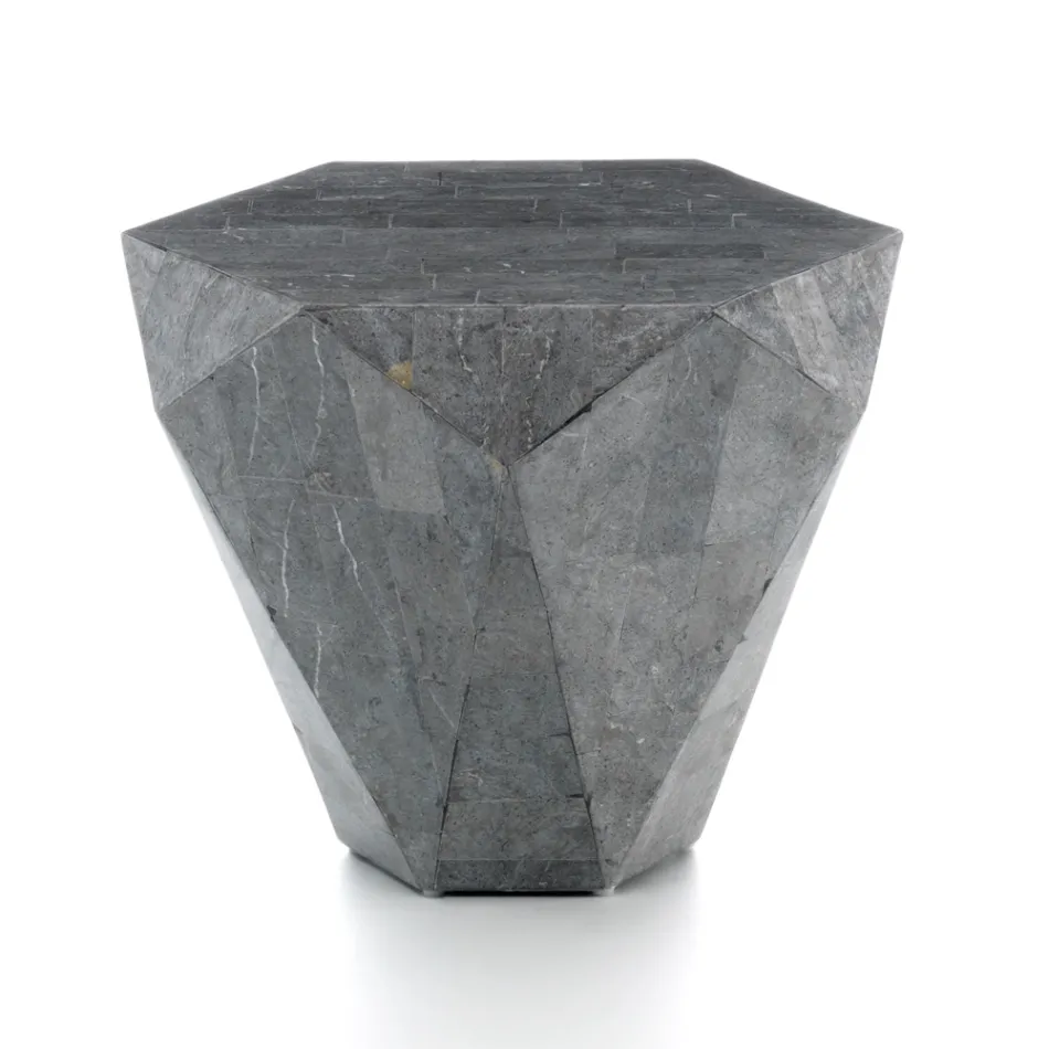 Tavolinë kafeje në dhomën e ndenjes tërësisht me dekorime të ndryshme prej guri fosil - ajër Viadurini