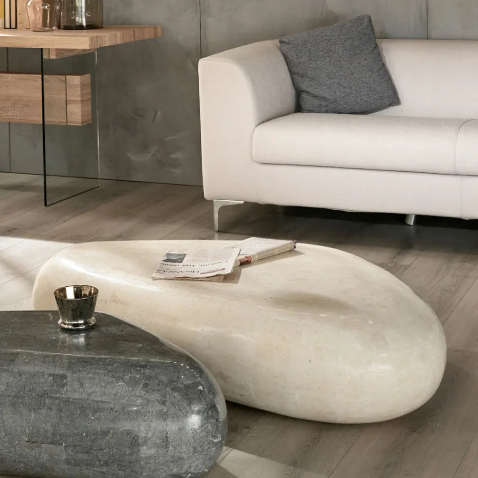 Tavolinë kafeje moderne në gur fosil në formë - Beth Viadurini