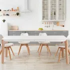 Tavolinë e zgjatur deri në 180 cm me këmbë druri me ngjyrë lisi dhe rutenium Viadurini