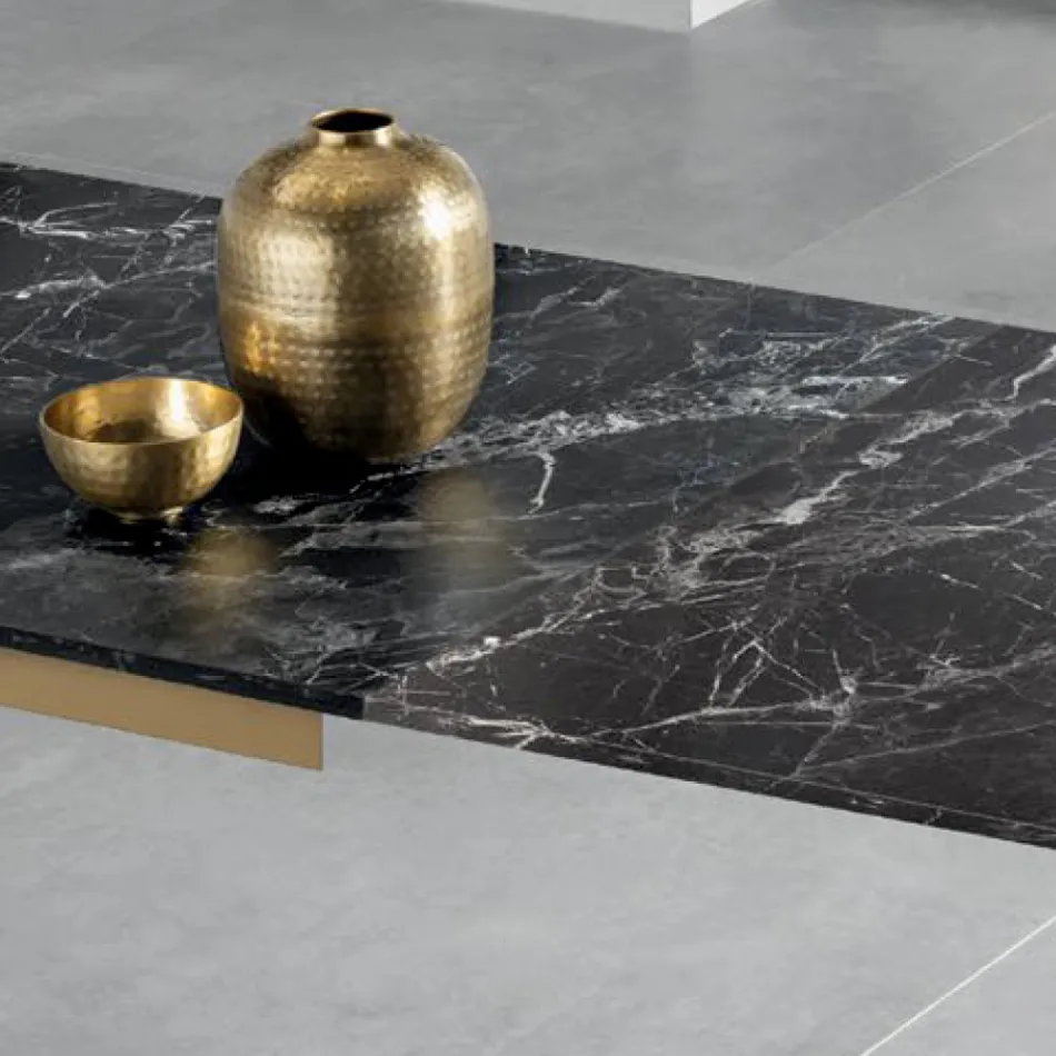 Tavolinë e Zgjerueshme me Sipërfaqe Laminati me Efekt Mermeri të Errët - Anason Viadurini