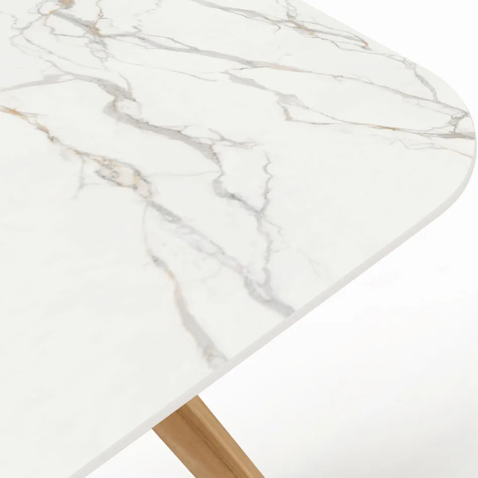 Tavolinë në natyrë me bazë druri dhe majë qeramike Calacatta Oro - Infinity Viadurini