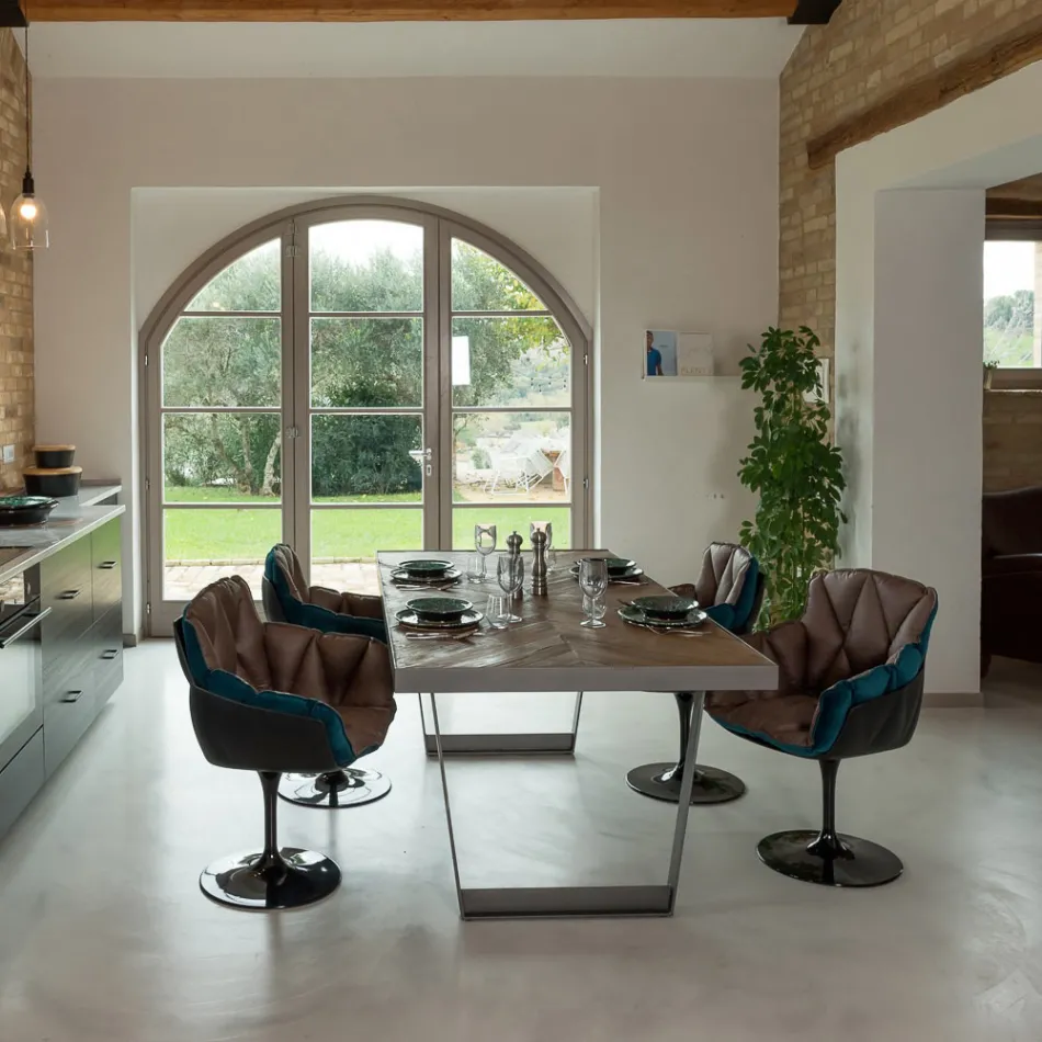 Tavolinë ngrënie me dru tropikal të ricikluar dhe këmbë metalike - rrëshqitje Viadurini