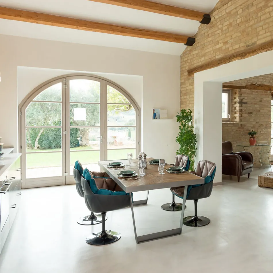 Tavolinë ngrënie me dru tropikal të ricikluar dhe këmbë metalike - rrëshqitje Viadurini