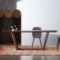 Tavolinë fikse me majë në formë dhe bazë druri Prodhuar në Itali - Digory