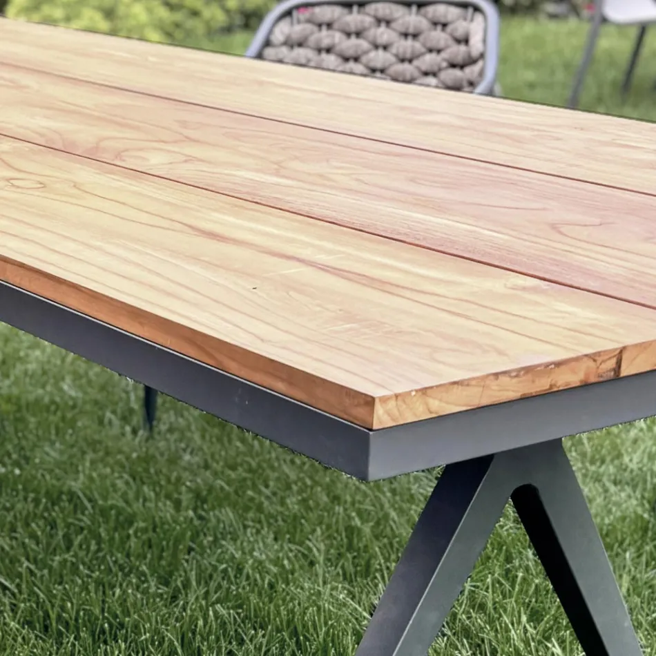 Tavolinë e jashtme fikse 220x100 cm në alumin dhe dru tik - Nara Viadurini
