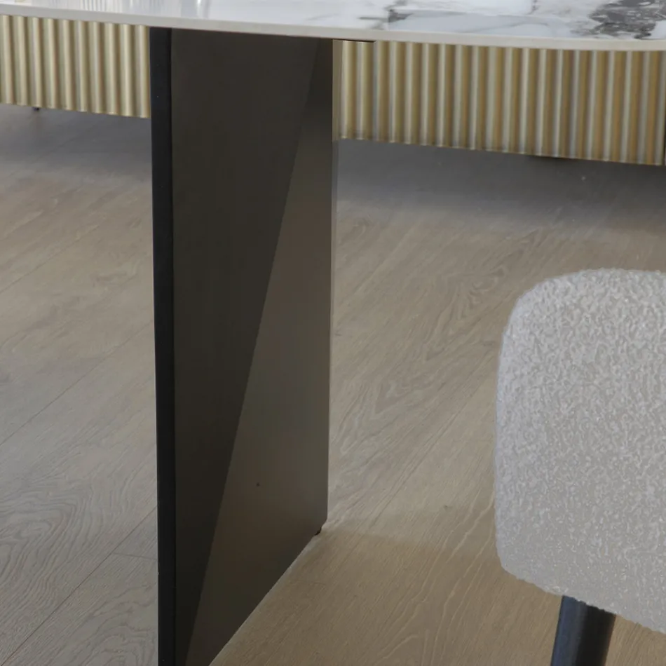 Tavolinë e fiksuar me sipërfaqe metalike dhe qeramike me shkëlqim Arabesque - Eronte Viadurini