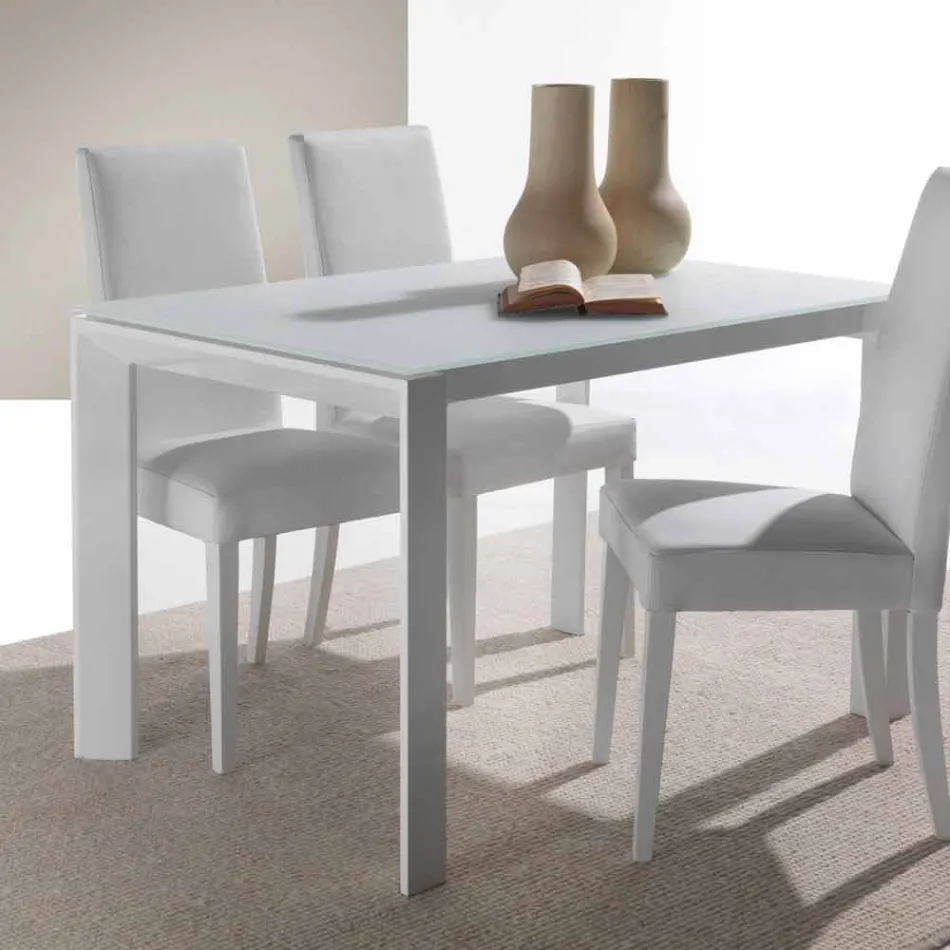 Tavolina qelqi e zgjuar me një monedhë shtrihet në librin Phoenix Viadurini