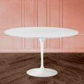 Tavolinë ovale Tulip Eero Saarinen H 73 me laminat të lëngshëm të bardhë Made in Italy - Scarlet