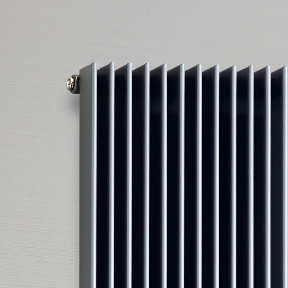 Radiator Hidraulik me Seri Dyfishe Elementesh Flat Prodhuar në Itali - Maqedoni Viadurini