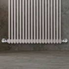 Radiator hidraulik me një sërë elementësh vertikal të prodhuar në Itali - karbon Viadurini