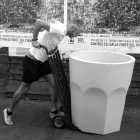 Vazo e gjatë dekorative me formë qelqi në polietileni Prodhuar në Itali - Pucca Viadurini