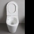 Tualet i montuar në dysheme me ndenjëse të hollë me mbyllje të butë në qeramikë të bardhë - Salice Viadurini