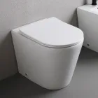 Tualet i montuar në dysheme me ndenjëse të hollë me mbyllje të butë në qeramikë të bardhë - Salice Viadurini