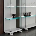 Vitrinë muri në xham dhe dru të bardhë, rrota dhe rafte të ndriçuara - Armilla Viadurini